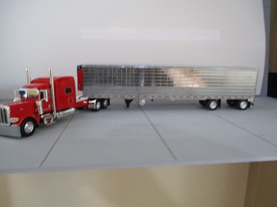 DCP RED  REEFER CHROME SIDE SPREAD AXLE TRAILER 1/64 60-0775 T 